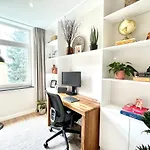 New Stylish 1 Bedroom Apt W/ 2 Balconies In Centrum